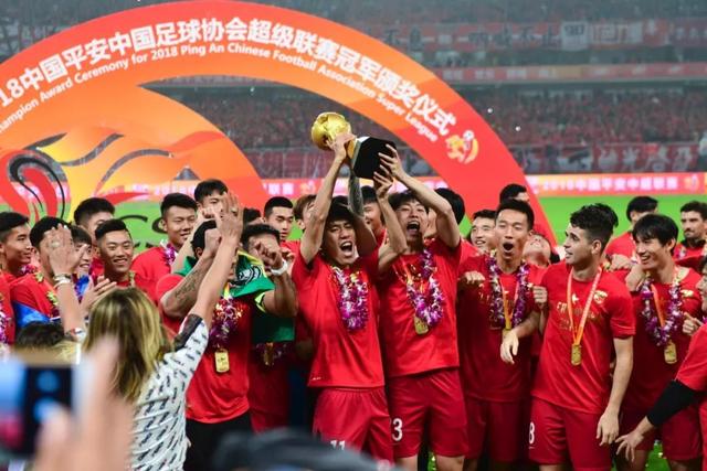 国乒在WTT中国大满贯赛中表现出色，陈幸同亮相头剃光